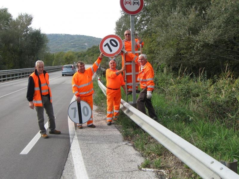 gli-operai-Anas-tolgono-il-limite-di-70-km-orari.jpg